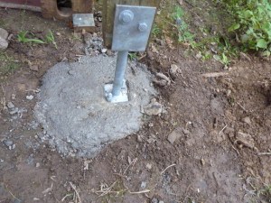 Post support. 400x400x400 concrete block